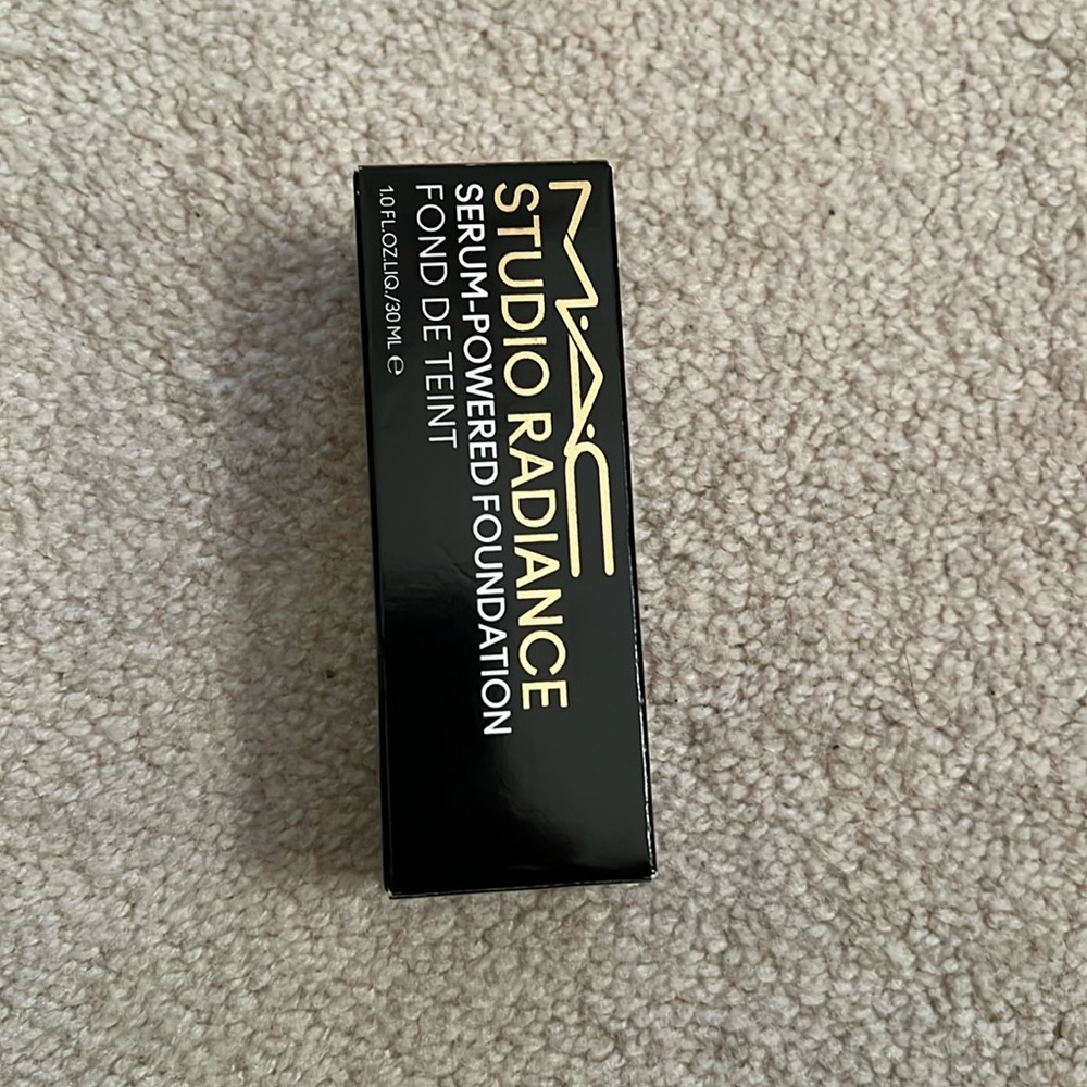 MAC STUDIO RADIANCE Serum-Powered Foundation  1 fl oz - NC40